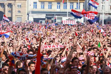 Zagreb, Hırvatistan - 15 Temmuz 2018: Hırvat futbol taraftarları destek Milli takım öncesi ve sırasında Dünya Kupası 2018 Fifa, Final maçında, Fransa Hırvatistan Zagreb, Hırvatistan için Ban Jelacic meydanında.