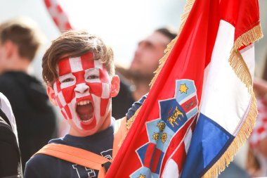 Zagreb, Hırvatistan - 15 Temmuz 2018: Hırvat futbol taraftarları destek Milli takım öncesi ve sırasında Dünya Kupası 2018 Fifa, Final maçında, Fransa Hırvatistan Zagreb, Hırvatistan için Ban Jelacic meydanında.