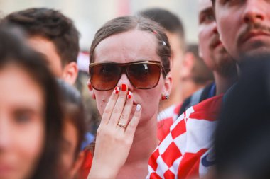 Zagreb, Hırvatistan - 15 Temmuz 2018: Hırvat futbol taraftarları destek Milli takım öncesi ve sırasında Dünya Kupası 2018 Fifa, Final maçında, Fransa Hırvatistan Zagreb, Hırvatistan için Ban Jelacic meydanında.