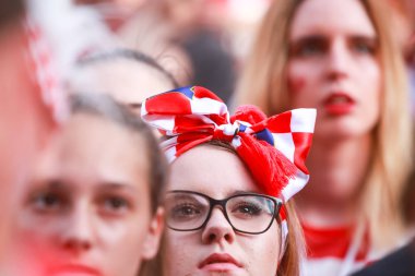 Zagreb, Hırvatistan - 15 Temmuz 2018: Hırvat futbol taraftarları destek Milli takım öncesi ve sırasında Dünya Kupası 2018 Fifa, Final maçında, Fransa Hırvatistan Zagreb, Hırvatistan için Ban Jelacic meydanında.