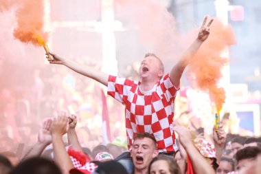 Zagreb, Hırvatistan - 15 Temmuz 2018: Hırvat futbol taraftarları üzerinden 4-2 Dünya Kupası 2018 FIFA Ban Jelacic Meydanı Zagrep, Hırvatistan finale kaybettikten sonra ikinci sırada kutlamak.