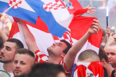 Zagreb, Hırvatistan - 15 Temmuz 2018: Hırvat futbol taraftarları üzerinden 4-2 Dünya Kupası 2018 FIFA Ban Jelacic Meydanı Zagrep, Hırvatistan finale kaybettikten sonra ikinci sırada kutlamak.