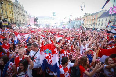 Zagreb, Hırvatistan - 15 Temmuz 2018: Hırvat futbol taraftarları üzerinden 4-2 Dünya Kupası 2018 FIFA Ban Jelacic Meydanı Zagrep, Hırvatistan finale kaybettikten sonra ikinci sırada kutlamak.
