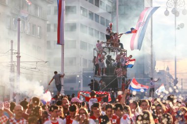 Zagreb, Hırvatistan - 15 Temmuz 2018: Hırvat futbol taraftarları üzerinden 4-2 Dünya Kupası 2018 FIFA Ban Jelacic Meydanı Zagrep, Hırvatistan finale kaybettikten sonra ikinci sırada kutlamak.