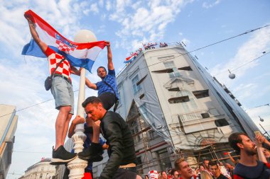 Zagreb, Hırvatistan - 15 Temmuz 2018: Hırvat futbol taraftarları üzerinden 4-2 Dünya Kupası 2018 FIFA Ban Jelacic Meydanı Zagrep, Hırvatistan finale kaybettikten sonra ikinci sırada kutlamak.