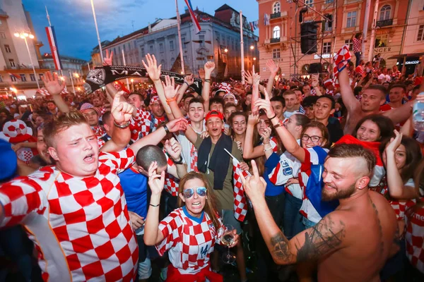 Zagreb, Hırvatistan - 15 Temmuz 2018: Hırvat futbol taraftarları üzerinden 4-2 Dünya Kupası 2018 FIFA Ban Jelacic Meydanı Zagrep, Hırvatistan finale kaybettikten sonra ikinci sırada kutlamak.