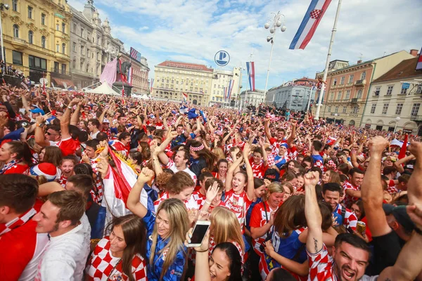 ザグレブ クロアチア 2018 クロアチアのサッカー ファン サポート代表前に と世界杯 2018 Fifa 決勝戦は — ストック写真