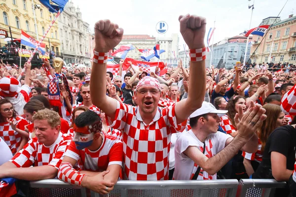 克罗地亚萨格勒布 2018年7月15日 克罗地亚球迷支持国家队在世界杯之前和期间2018国际足联 克罗地亚 Jelacic 广场在克罗地亚萨格勒布 — 图库照片