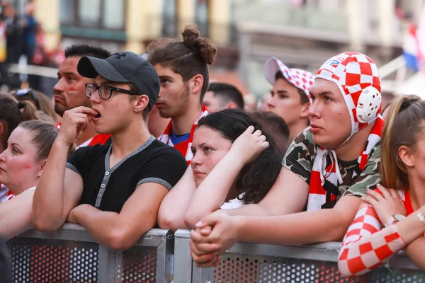 Zagreb, Hırvatistan - 15 Temmuz 2018: Hırvat futbol taraftarları destek Milli takım öncesi ve sırasında Dünya Kupası 2018 Fifa, Final maçında, Fransa Hırvatistan Zagreb, Hırvatistan için Ban Jelacic meydanında.