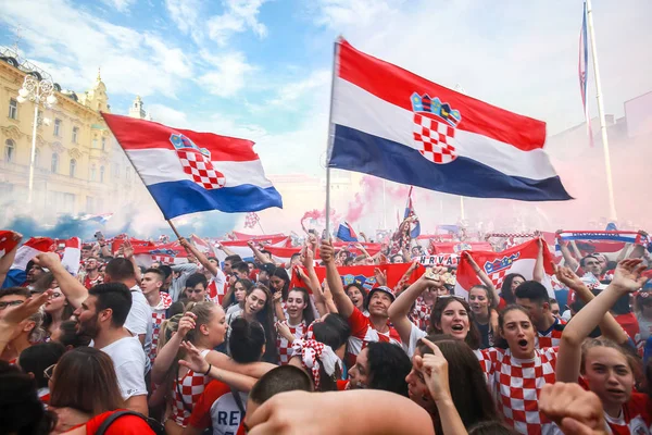 Zagreb, Hırvatistan - 15 Temmuz 2018: Hırvat futbol taraftarları üzerinden 4-2 Dünya Kupası 2018 FIFA Ban Jelacic Meydanı Zagrep, Hırvatistan finale kaybettikten sonra ikinci sırada kutlamak.