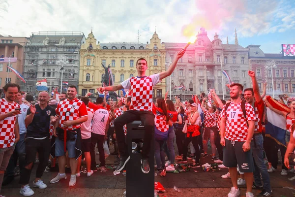 克罗地亚萨格勒布 2018年7月15日 克罗地亚足球迷在输给法国4 世界杯决赛中第二名 在2018国际足联禁止 Jelacic 广场在克罗地亚萨格勒布 — 图库照片