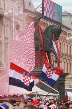 Zagreb, Hırvatistan - 15 Temmuz 2018: Dünya Kupası 2018 Fifa, Final maçında, Fransa Hırvatistan Zagreb, Hırvatistan için Ban Jelacic meydanında sırasında yasak Jelacic heykeli giyinmiş Hırvat futbol taraftarları.