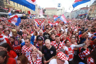 Zagreb, Hırvatistan - 15 Temmuz 2018: Hırvat futbol taraftarları destek Milli takım öncesi ve sırasında Dünya Kupası 2018 Fifa, Final maçında, Fransa Hırvatistan Zagreb, Hırvatistan için Ban Jelacic meydanında.