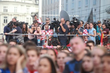 Zagreb, Hırvatistan - 15 Temmuz 2018: Hırvat futbol taraftarları destek Milli takım öncesi ve sırasında Dünya Kupası 2018 Fifa, Final maçında, Fransa Hırvatistan Zagreb, Hırvatistan için Ban Jelacic meydanında.
