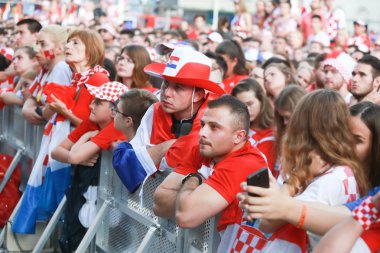 Zagreb, Hırvatistan - 15 Temmuz 2018: Hırvat futbol taraftarları destek Milli takım öncesi ve sırasında Dünya Kupası 2018 Fifa, Final maçında, Fransa Hırvatistan Zagreb, Hırvatistan için Ban Jelacic meydanında.