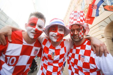 Zagreb, Hırvatistan - 15 Temmuz 2018: Hırvat futbol taraftarları destek Milli takım öncesi ve sırasında Dünya Kupası 2018 Fifa, Final maçında, Fransa Hırvatistan Zagreb, Hırvatistan için Ban Jelacic meydanında.