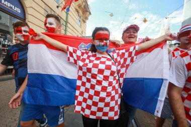 Zagreb, Hırvatistan - 15 Temmuz 2018: Hırvat futbol taraftarları destek Milli takım öncesi ve sırasında Dünya Kupası 2018 Fifa, Final maçında, Fransa Hırvatistan Zagreb, Hırvatistan için Ban Jelacic meydanında.