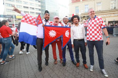 Zagreb, Hırvatistan - 15 Temmuz 2018: Hırvat futbol taraftarları destek Milli takım öncesi ve sırasında Dünya Kupası 2018 Fifa, Final maçında, Fransa Hırvatistan Zagreb, Hırvatistan için Ban Jelacic meydanında.