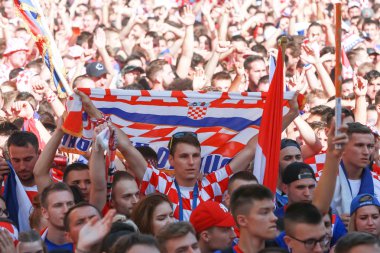 Zagreb, Hırvatistan - 15 Temmuz 2018: Hırvat futbol taraftarları destek Milli takım öncesi ve sırasında Dünya Kupası 2018 Fifa, Final maçında, Fransa Hırvatistan Zagreb, Hırvatistan için Ban Jelacic meydanında.
