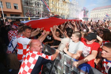 Zagreb, Hırvatistan - 15 Temmuz 2018: Hırvat futbol taraftarları destek Milli takım öncesi ve sırasında Dünya Kupası 2018 Fifa, Final maçında, Fransa Hırvatistan Zagreb, Hırvatistan için Ban Jelacic meydanında.