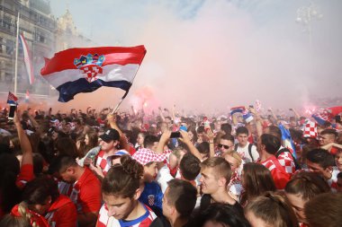 Zagreb, Hırvatistan - 15 Temmuz 2018: Hırvat futbol taraftarları destek Milli takım öncesi ve sırasında Dünya Kupası 2018 Fifa, Final maçında, Fransa Hırvatistan Zagreb, Hırvatistan için Ban Jelacic meydanında.