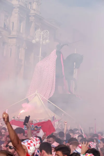 Zagreb Kroatië Juli 2018 Kroatische Voetbalfans Verkleed Standbeeld Van Verbod — Stockfoto