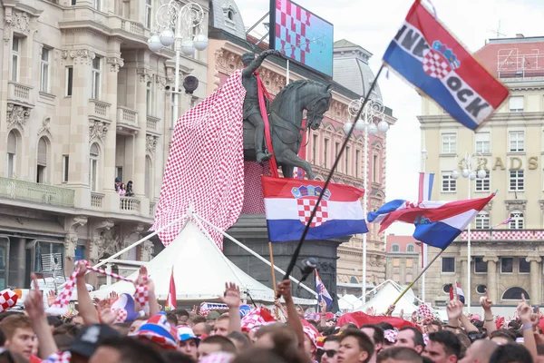 Ζάγκρεμπ Κροατία Ιουλίου 2018 Κροάτες Φίλαθλοι Ντυμένοι Άγαλμα Του Ban — Φωτογραφία Αρχείου