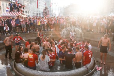 Zagreb, Hırvatistan - 15 Temmuz 2018: Hırvat futbol taraftarları üzerinden 4-2 Dünya Kupası 2018 FIFA Ban Jelacic Meydanı Zagrep, Hırvatistan finale kaybettikten sonra ikinci sırada kutlamak.