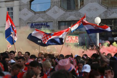 Zagreb, Hırvatistan - 15 Temmuz 2018: Hırvat futbol taraftarları üzerinden 4-2 Dünya Kupası 2018 FIFA Ban Jelacic Meydanı Zagrep, Hırvatistan finale kaybettikten sonra ikinci sırada kutlamak.
