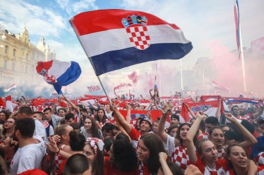 Zagreb, Hırvatistan - 15 Temmuz 2018: Hırvat futbol taraftarları üzerinden 4-2 Dünya Kupası 2018 FIFA Ban Jelacic Meydanı Zagrep, Hırvatistan finale kaybettikten sonra ikinci sırada kutlamak.
