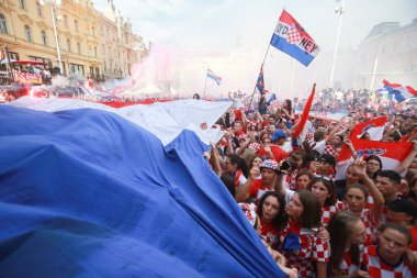 Zagreb, Hırvatistan - 15 Temmuz 2018: Hırvat futbol taraftarları üzerinden 4-2 Dünya Kupası 2018 FIFA Ban Jelacic Meydanı Zagrep, Hırvatistan finale kaybettikten sonra ikinci sırada kutlamak.