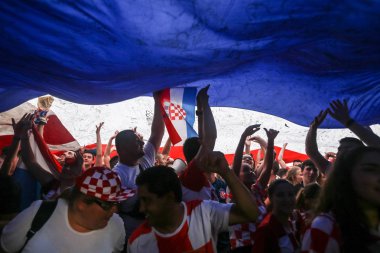 Zagreb, Hırvatistan - 15 Temmuz 2018: Hırvat futbol taraftarları üzerinden 4-2 Dünya Kupası 2018 FIFA Ban Jelacic Meydanı Zagrep, Hırvatistan finale kaybettikten sonra ikinci sırada kutlamak.