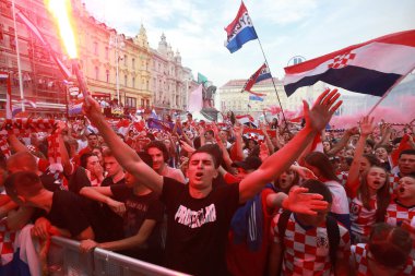 Zagreb, Hırvatistan - 15 Temmuz 2018: Hırvat futbol taraftarları üzerinden 4-2 Dünya Kupası 2018 FIFA Ban Jelacic Meydanı Zagrep, Hırvatistan finale kaybettikten sonra ikinci sırada kutlamak.