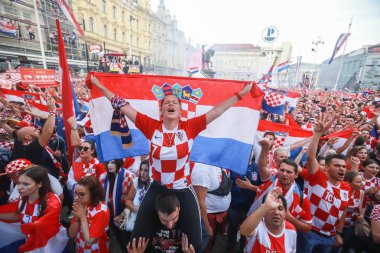 Zagreb, Hırvatistan - 15 Temmuz 2018: Hırvat futbol taraftarları üzerinden 4-2 Dünya Kupası 2018 FIFA Ban Jelacic Meydanı Zagrep, Hırvatistan finale kaybettikten sonra ikinci sırada kutlamak.