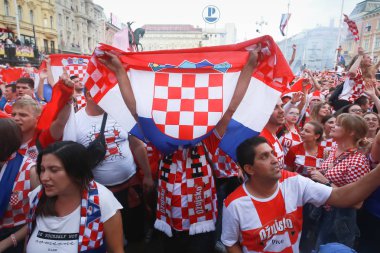 Zagreb, Hırvatistan - 15 Temmuz 2018: Hırvat futbol taraftarları üzerinden 4-2 Dünya Kupası 2018 FIFA Ban Jelacic Meydanı Zagrep, Hırvatistan finale kaybettikten sonra ikinci sırada kutlamak.