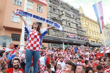 Zagreb, Hırvatistan - 15 Temmuz 2018: Iveša kadın fan işareti söyleyerek Dünya Kupası 2018 FIFA Ban Jelacic Meydanı Zagrep, Hırvatistan ikinci sırada kutlamaları sırasında o kadar çok tutar.