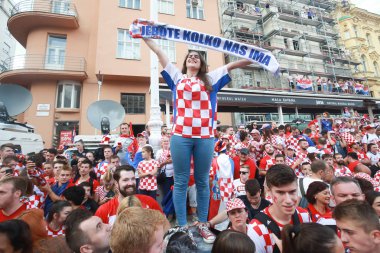 Zagreb, Hırvatistan - 15 Temmuz 2018: Iveša kadın fan işareti söyleyerek Dünya Kupası 2018 FIFA Ban Jelacic Meydanı Zagrep, Hırvatistan ikinci sırada kutlamaları sırasında o kadar çok tutar.