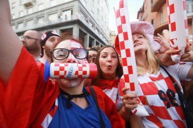 Zagreb, Hırvatistan - 15 Temmuz 2018: Hırvat futbol taraftarları üzerinden 4-2 Dünya Kupası 2018 FIFA Ban Jelacic Meydanı Zagrep, Hırvatistan finale kaybettikten sonra ikinci sırada kutlamak.