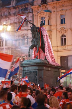 Zagreb, Hırvatistan - 15 Temmuz 2018: Dünya Kupası 2018 Fifa, Final maçında, Fransa Hırvatistan Zagreb, Hırvatistan için Ban Jelacic meydanında sırasında yasak Jelacic heykeli giyinmiş Hırvat futbol taraftarları.
