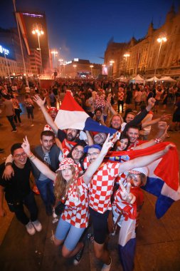 Zagreb, Hırvatistan - 15 Temmuz 2018: Hırvat futbol taraftarları üzerinden 4-2 Dünya Kupası 2018 FIFA Ban Jelacic Meydanı Zagrep, Hırvatistan finale kaybettikten sonra ikinci sırada kutlamak.