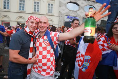 Zagreb, Hırvatistan - 15 Temmuz 2018: Hırvat futbol taraftarları üzerinden 4-2 Dünya Kupası 2018 FIFA Ban Jelacic Meydanı Zagrep, Hırvatistan finale kaybettikten sonra ikinci sırada kutlamak.