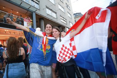 Zagreb, Hırvatistan - 15 Temmuz 2018: Hırvat futbol taraftarları üzerinden 4-2 Dünya Kupası 2018 FIFA Ban Jelacic Meydanı Zagrep, Hırvatistan finale kaybettikten sonra ikinci sırada kutlamak.