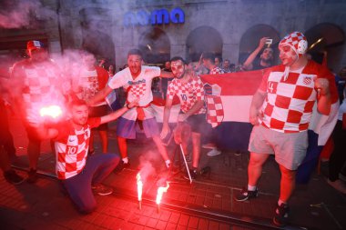 Zagreb, Hırvatistan - 15 Temmuz 2018: Hırvat futbol taraftarları üzerinden 4-2 Dünya Kupası 2018 FIFA Ban Jelacic Meydanı Zagrep, Hırvatistan finale kaybettikten sonra ikinci sırada kutlamak.