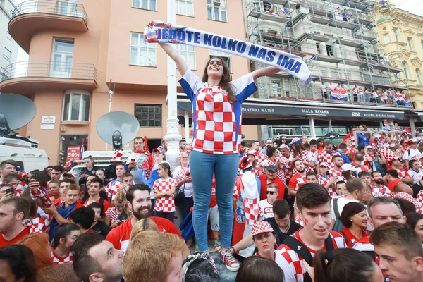 Ζάγκρεμπ Κροατία Ιουλίου 2018 Κροάτης Φίλαθλος Γυναίκα Κατέχει Σημάδι Λέγοντας — Φωτογραφία Αρχείου