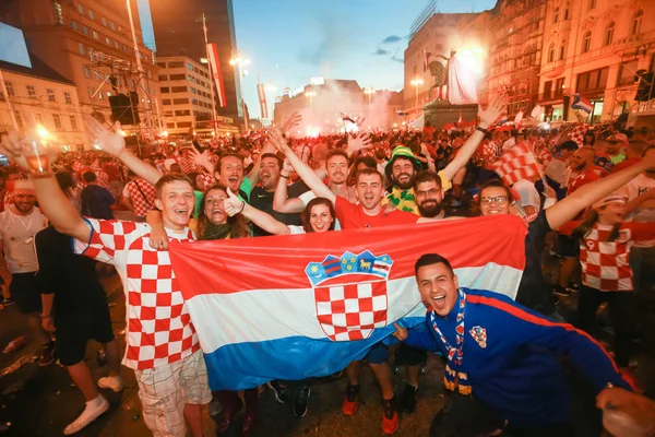 克罗地亚萨格勒布 2018年7月15日 克罗地亚足球迷在输给法国4 世界杯决赛中第二名 在2018国际足联禁止 Jelacic 广场在克罗地亚萨格勒布 — 图库照片