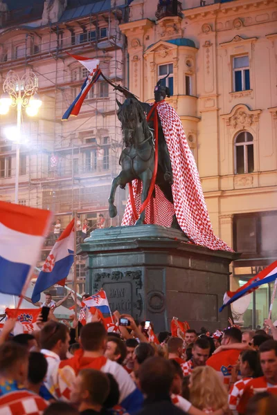 Zagreb Croacia Julio 2018 Los Aficionados Fútbol Croata Disfrazaron Estatua — Foto de Stock