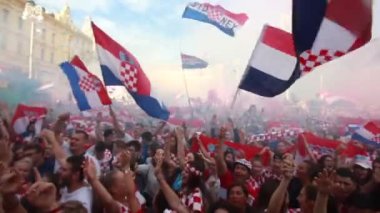 Zagreb, Hırvatistan - 15 Temmuz 2018: Hırvat futbol taraftarları Dünya Kupası 2018 FIFA Ban Jelacic Meydanı Zagrep, Hırvatistan Fransa ile finale oyunda amaç kutlamak.