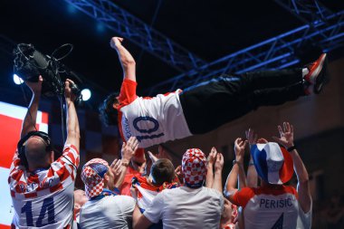 Zagreb, Hırvatistan-16 Temmuz 2018: Hırvat milli takımı Ban Jelaciç Meydanı 'nda ev kutlamasına hoş geldiniz. Hırvat futbol milli takımı, koç Zlatko Daliç 'in havaya fırlatarak kutluyor.