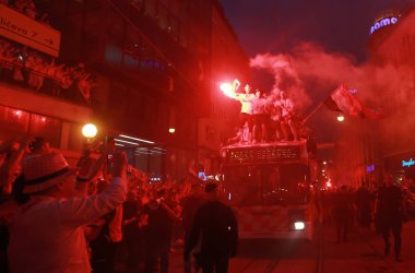 Zagreb, Hırvatistan - 16 Temmuz 2018: Hırvat Milli Ban Jelacic Meydanı Zagrep, Hırvatistan ile hoş geldiniz ev kutlama otobüste kalabalığın arasından gelen takım.