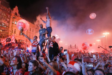 Zagreb, Hırvatistan-16 Temmuz 2018: Hırvatistan 'ın Zagreb 'deki Ban Jelaciç Meydanı 'nda Fifa Dünya Kupası 2018 tarihinde 2. yıllık gümüş madalya kazanan Hırvat futbol milli takımının hoşgeldin töreninde kalabalık. 